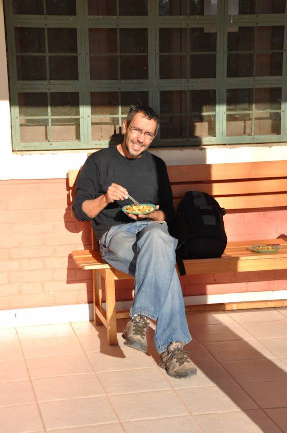 Banana com granola de café da manhã, no Parque Ten. Agripino Enciso, em La Patria - Paraguai